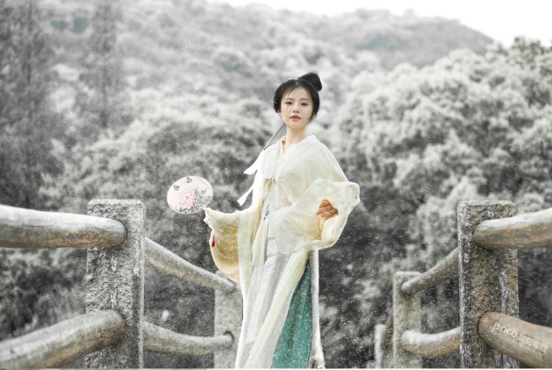 Photoshop调出冷色唯美雪景人物写真照片调色教程