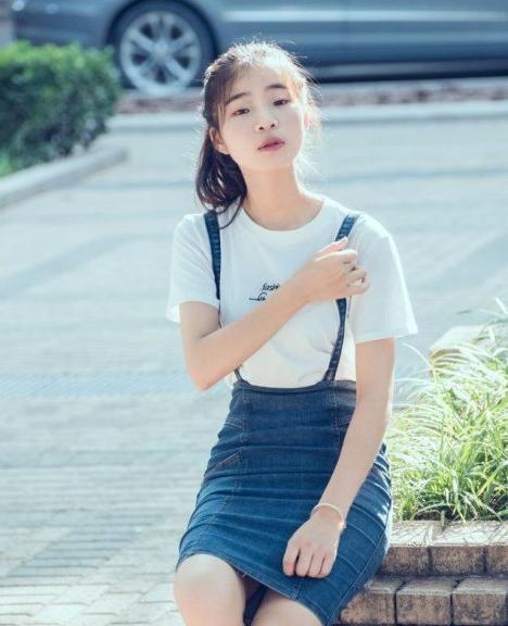 Photoshop结合LR调出柔美淡雅效果的校园美女照片