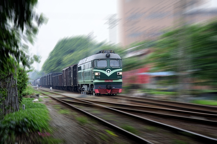 使用Photoshop径向模糊滤镜打造一列疾驰的“动”车