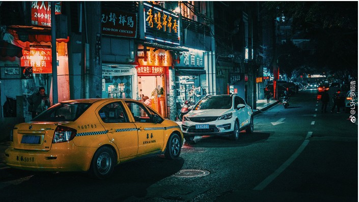 使用LR调出橙色风格的港风城市街道场景图片教程