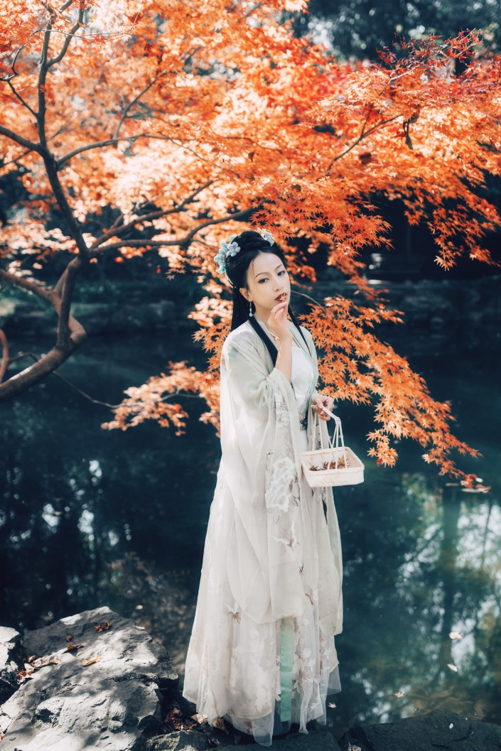 LR调出秋季人像照片古典艺术效果