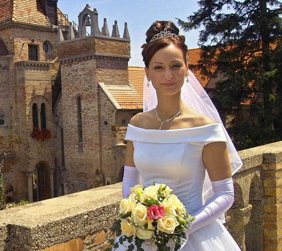 Photoshop给白色透明的婚纱照片抠图教程