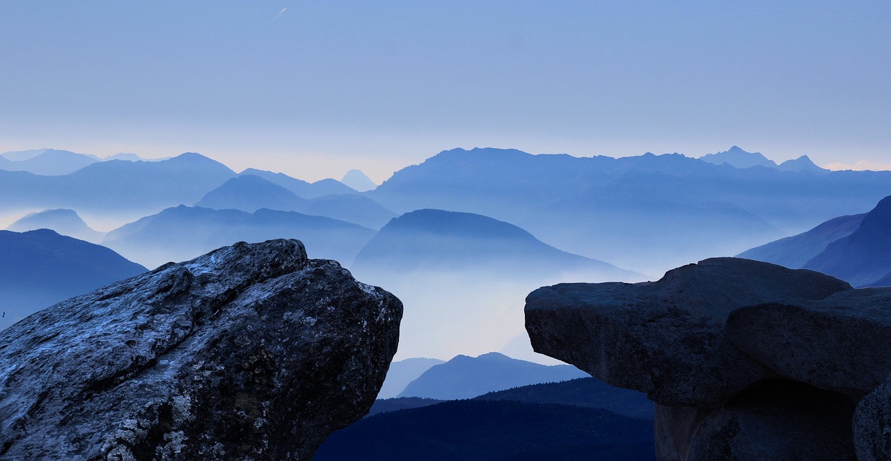Photoshop创意在山顶召唤神兽的女孩