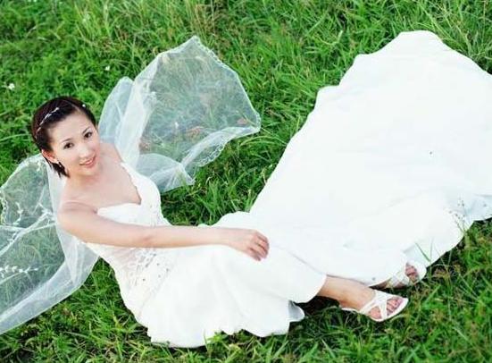 使用Photoshop CS3给复杂背景的婚纱照片抠图教程